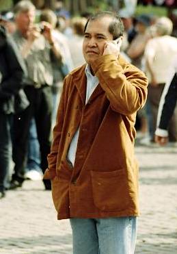 cellphone user by Darnok via morguefile