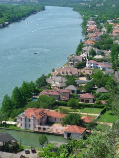 austin-neighborhood-on-river.jpg
