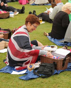 British subjects attend Jubilee picnic-Palace photo