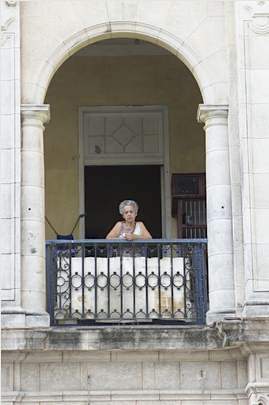 Cuba balcony woman UNPhoto-Milton Grant