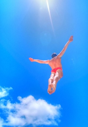 diver against blue sky - Photo by Sun Star