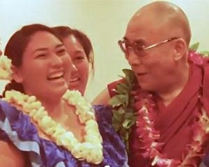 Dalai Lama w Hawaiian girl