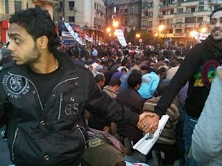 christians-protect-mulsims-cairo-nevinezaki