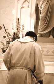 pastor bows down