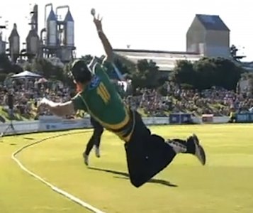 Cricket catch New Zealand - Bevan Small