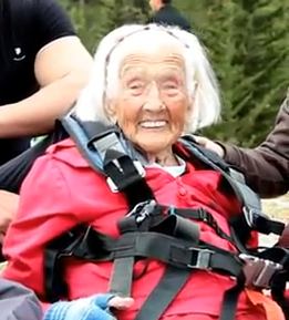 paraglider 104 y-o Peggy McAlpine - YouTube