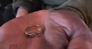 homeless tries to hand in accidental diamond ring
