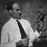 American inventor Lee_De_Forest_with_vacuum_tubes