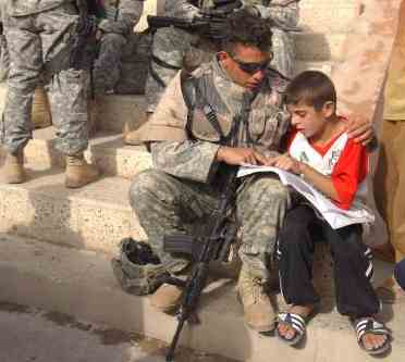 soldier_helps_iraqi_boy