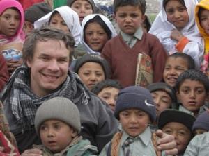 greg-mortenson-w-kids.jpg