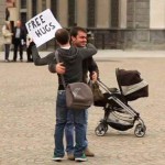 free hugs offered in Italy