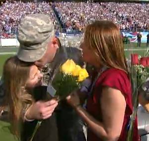 soldier surprises family at Titans game