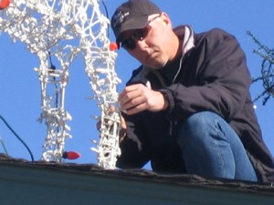 Severns installs holiday lights in SF -- goodneighborstories photo