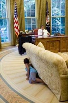 7obama-daughter-sneaks-up-WH_271_406_90