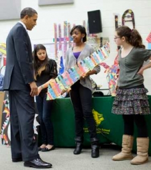 Obama with art students at Kenmore Middle school (WH)