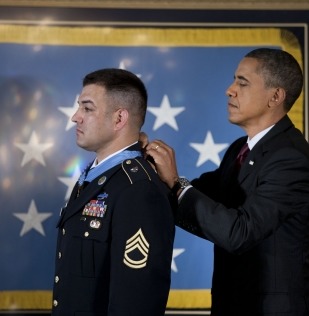 Obama gives Medal of Honor to Sgt. Petry -WH photo