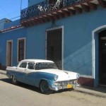 Cuba car building DirkvdM - CC photo