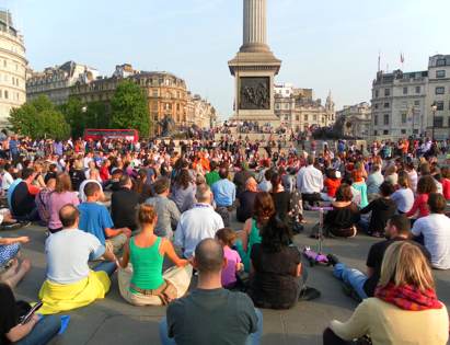 Meditation in Trafalgar Square w Thich Nhat Hanh-2011
