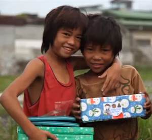 Filipino kids with gifts from charity