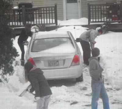 Snow shoveling teen Samaritans-FBphoto-Tracy Lynn DelValle
