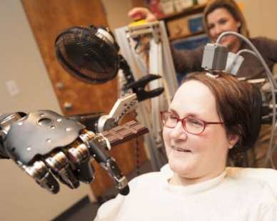 robotic arm moves for paralyzed woman-UPMC