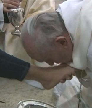 Pope kisses feet-video