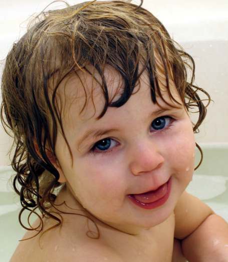 baby in bathtub by AanitaPeppers via Morguefile