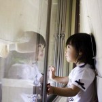 Asian child awaiting typhoon-藍川芥-aikawake-Flickr-cc