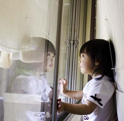 Asian child awaiting typhoon-藍川芥-aikawake-Flickr-cc