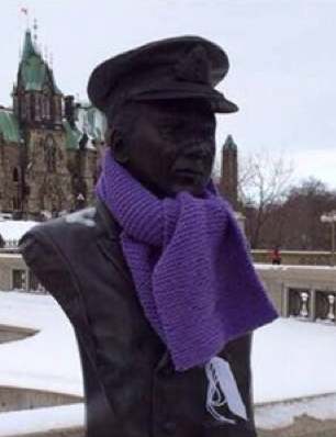statue with knit scarf in Ottawa -FBphoto