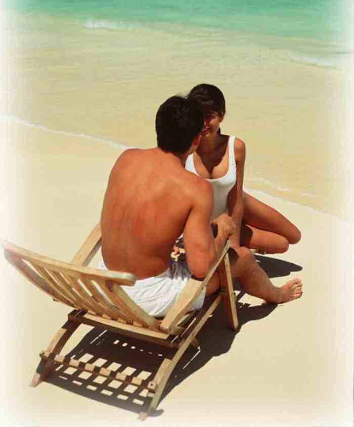 couple in beach chair Photo by Sun Star