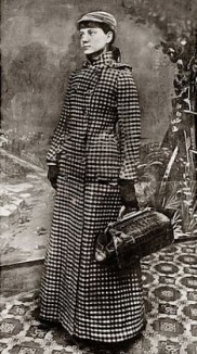 Nellie Bly w coat and bag NYWorld