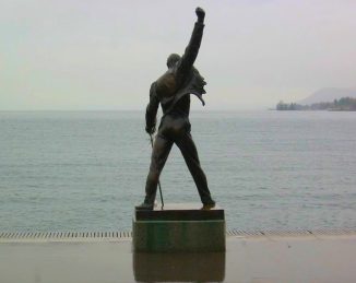Freddie_Mercury-statue_Lago de Ginebra-CC-S_Werner
