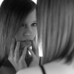 girl-looking-in-mirror-CC-Salvaje
