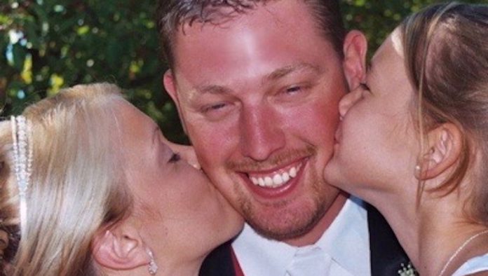 father gets kisses at wedding-GWC