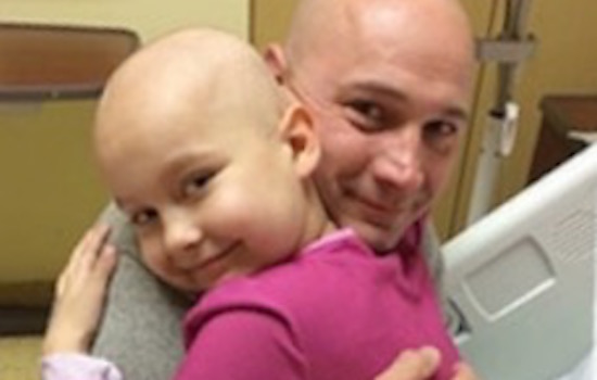 Ayah dan Anak, Keduanya Selamat dari Kanker, Membantu Membayar Tagihan Medis untuk Orang Lain