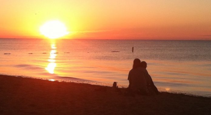 Lake MichIgan-Couple-at-Sunrise-GWC