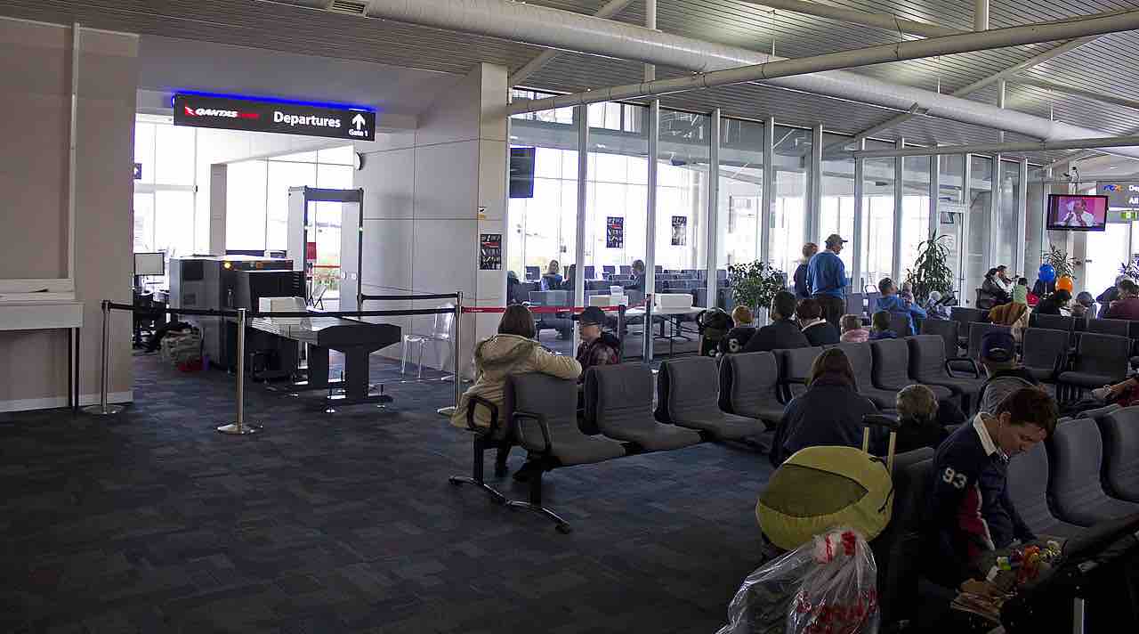 Perbuatan Baik Mengambil Penerbangan di Bandara saat Pria Membeli Tiket Untuk Seseorang yang Putus asa untuk Pulang