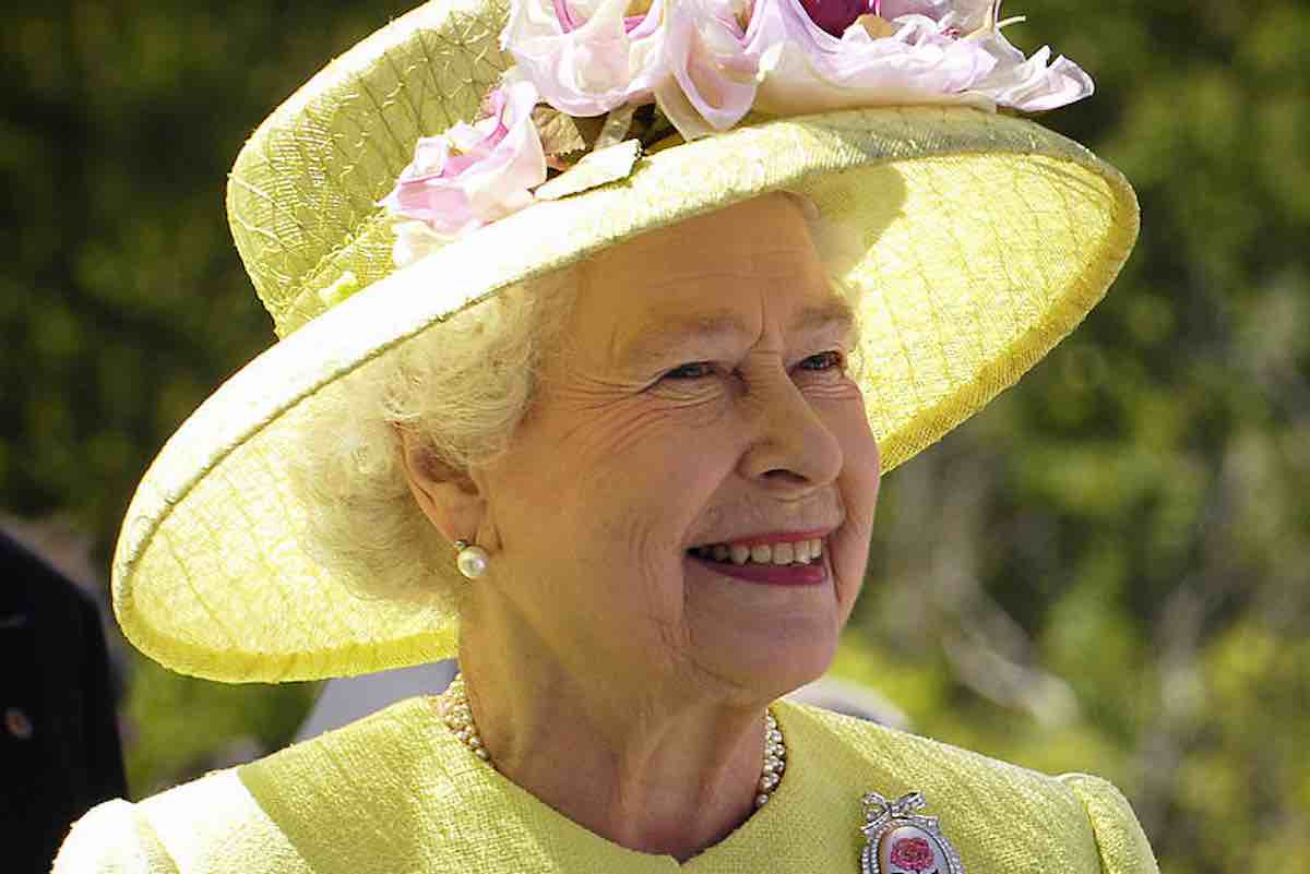 Sang Ratu Melanggar Tradisi Istana 450 Tahun untuk Menghormati Orang Amerika Setelah 9/11