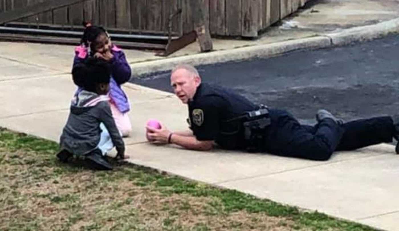 Officer Becomes Hero to Neighborhood Kids After Sitting Down to Play With Girls  Who 'Were Afraid of Cops'