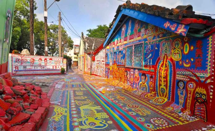 Rainbow Village of Taichung-CC Steven R Barringer via Wikipedia Commons