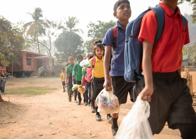 Sekolah India Mendidik Siswa Yang Membayar SPP Dengan Sampah Plastik Bukan Uang (GNN Podcast)