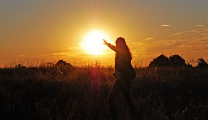 sunset sillouette-arms uplift-cc-Bruno Caimi
