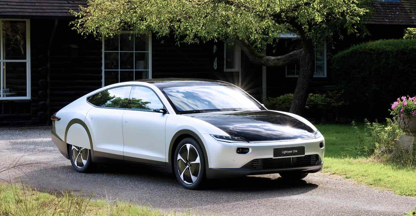 https://www.goodnewsnetwork.org/wp-content/uploads/2019/07/Lightyear-One-solar-electric-car-in-driveway-home-released.jpg