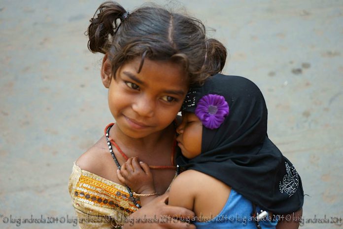 sisters-Asian-kindness-girls-cc-Luigi Andreola