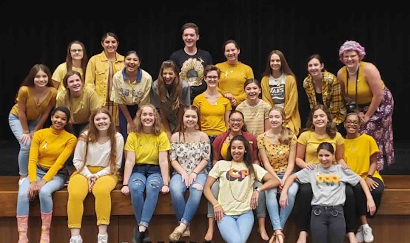 Seluruh Sekolah Memakai Warna Kuning untuk Menyambut Siswa Baru dan Menghormati Mendiang Temannya di Ulang Tahun 1 Tahun