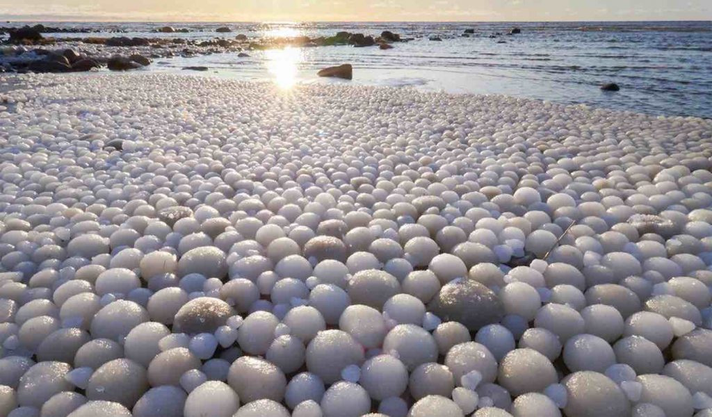 Photographer Captures Picture of Stunning ‘Ice Ball’ Phenomenon on Finnish Beach