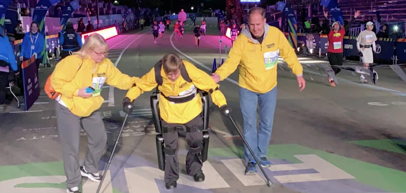 Wanita Amerika Menjadi Veteran Lumpuh Pertama yang Menyelesaikan Marathon Menggunakan Robot Exoskeleton
