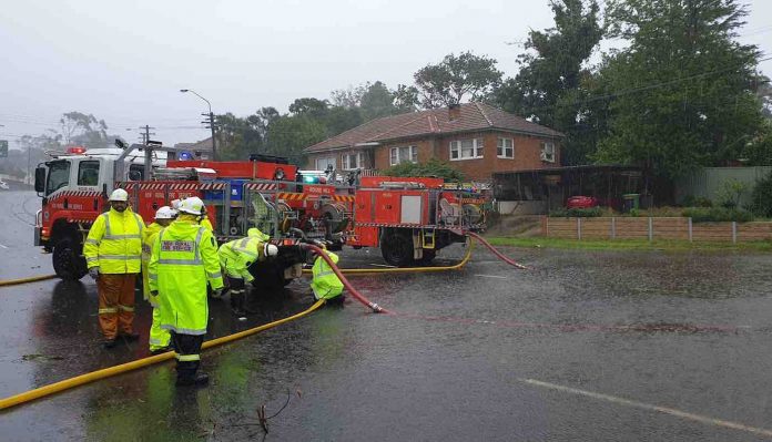 Firefighters in Rain-NSW Fire Service Facebook : Pablo Anwandter