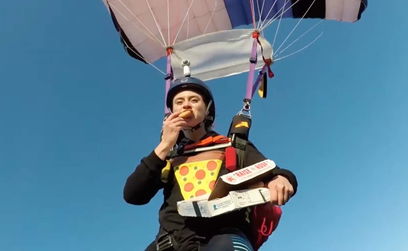 Saksikan Fun-Loving Skydivers Melakukan Pengiriman Pizza di 2.000 Kaki di Udara